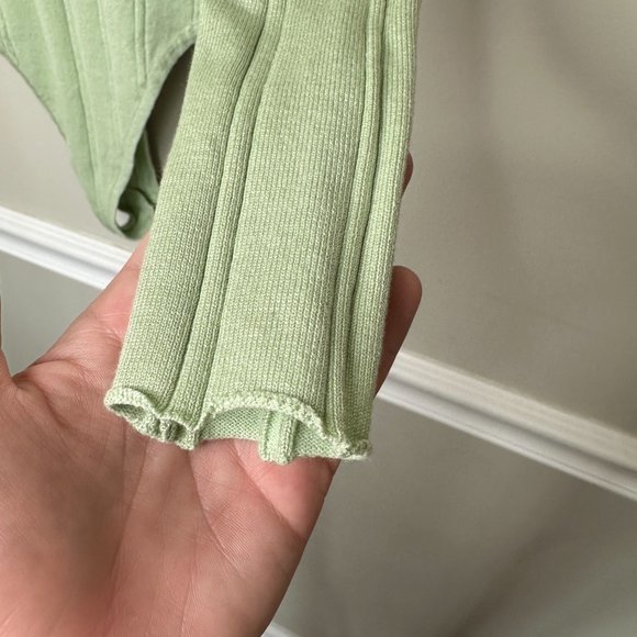 PrettyLittleThing Green Contrast Binding Knit Bodysuit - Picture 6 of 9